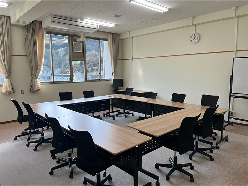 清潔な講義室で座学講習