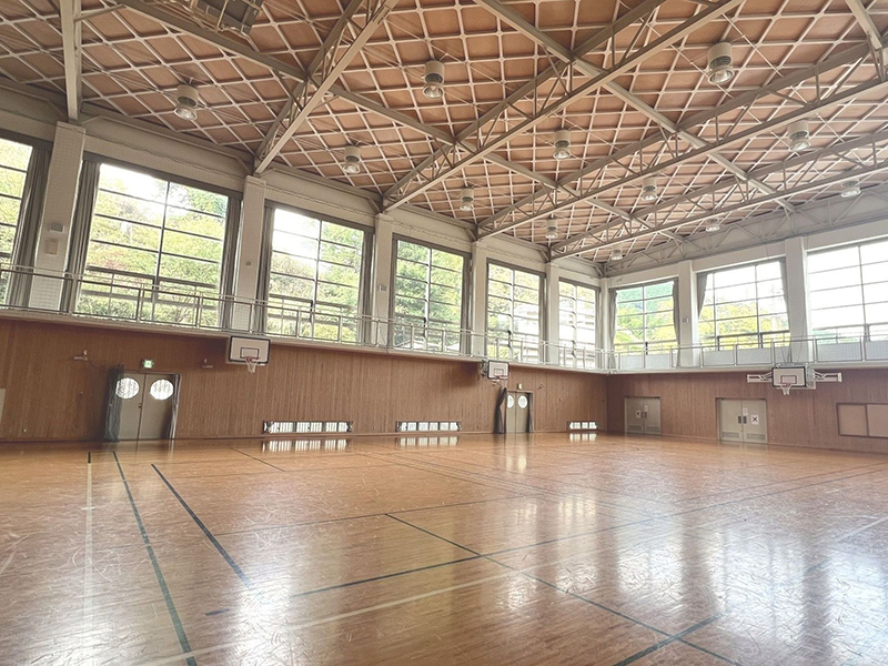 整備された体育館で実技講習と修了審査を実施